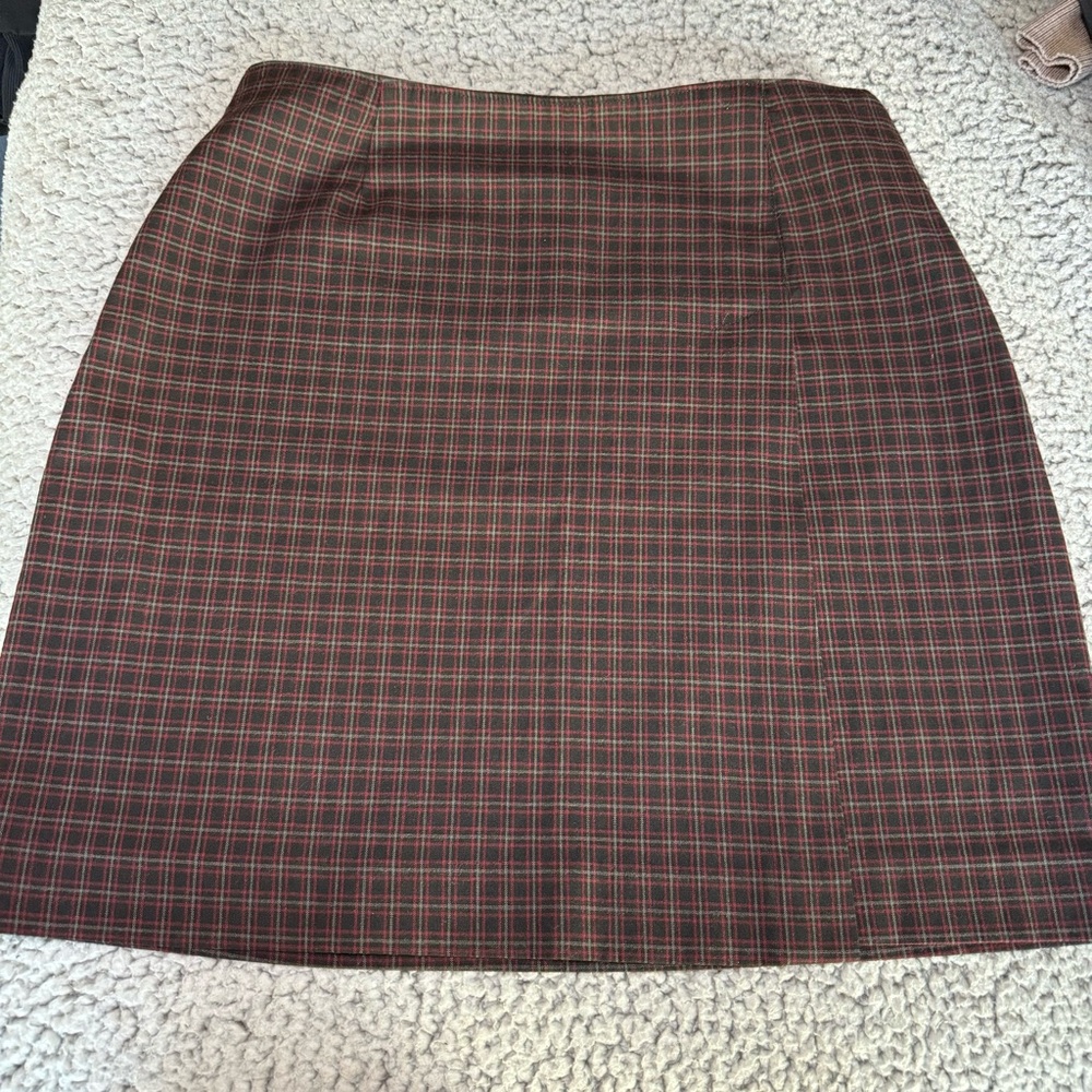 Size 2 GAP plaid pleated mini/midi burgundy & black skirt